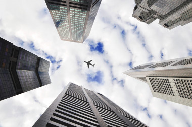 <p>La morfología urbana influye en los niveles de ruido provocados por los aviones. / <a href="https://pixabay.com/es/avi%C3%B3n-cielo-edificios-torres-690254/" target="_blank">Pixabay</a></p>