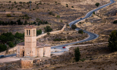 <p>Una carretera cercana a la ciudad de Segovia. / Mandoft</p>