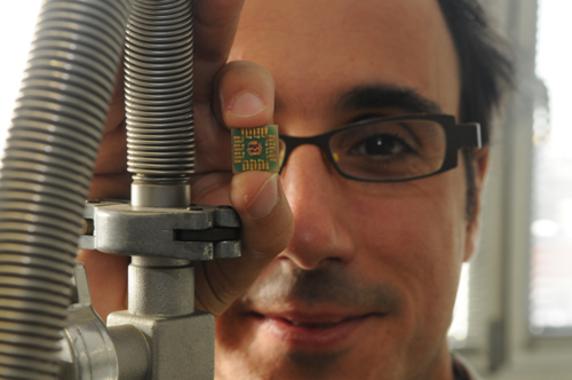 <p>El investigador Ferran Macià con una de las placas en las que se encuentran las muestras nanométricas utilitzadas en este trabajo. / UB-NYU</p>