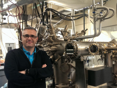 <p>Diego Martín, investigador del Área de Tecnología Electrónica de la URJC, frente al reactor de epitaxia por haces moleculares (MBE) utilizado en este trabajo. / URJC</p>