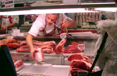 <p>Aires y pastos limpios pueden dar carnes con muy bajos niveles de contaminantes medioambientales, según los investigadores. / Sinc</p>