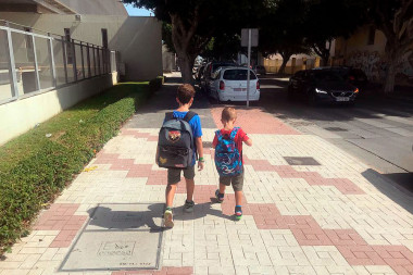 <p>Dos niños de camino al colegio en un momento del estudio. / UMA</p>