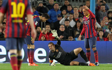 <p>La semana pasada Víctor Valdés se rompió el ligamento cruzado anterior de la rodilla derecha. / EFE</p>