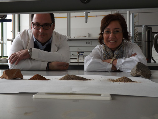 <p>Luis Parras y Beatriz Lozano, en uno de los laboratorios del departamento de Edafología de la Universidad de Córdoba. / UCO</p>