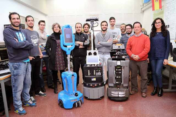 <p>Miembros del Grupo de Investigación MAPIR de la Universidad de Málaga en su laboratorio en la E.T.S.I. de Telecomunicación</p>