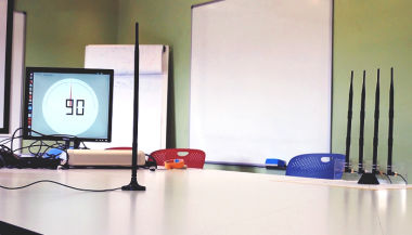 <p>Antena de cuatro elementos. Los investigadores han usado el algoritmo MUSIC para estimar el llamado perfil del ángulo (<em>AoA) </em>en baja frecuencia de la señal recibida. / IMDEA Networks Institute</p>