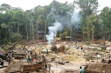 <p>Campamento conocido como Garimpo da Fofoca donde los buscadores de oro deforestan la zona situada a 453 kilómetros al sur de Manaos, capital de la Amazonía brasileña. / EFE</p>