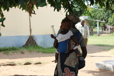 <p>Madre e hijo saliendo de un hospital en el sur de Mozambique. / Marta Solano</p>