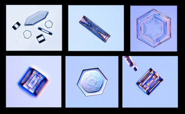 <p>Cristales con formas hexagonales achatadas. / © Kenneth Libbrecht-SnowCrystals.com </p>