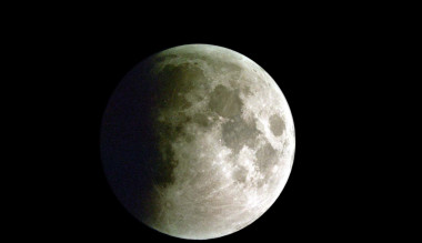 <p>La Luna durante un eclipse lunar parcial. /Â JosÃ© MarÃ­a SÃ¡nchez MartÃ­nez</p>