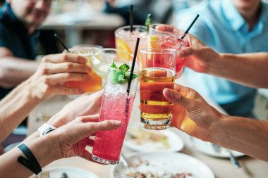 <p/>No hay diferencias en la mortalidad entre las personas que no bebÃ­an nada y los que bebÃ­an cantidades moderadas de alcohol. / <a href=