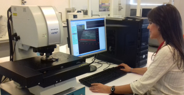 <p>La investigadora Ruth Blasco trabajando con el microscopio confocal láser. / CENIEH</p>