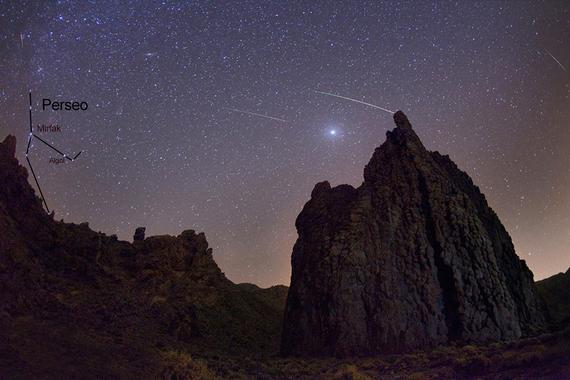 <p>Composición de fotografías con trazas de cuatro Perseidas captadas desde el Parque Nacional del Teide. Se señala el radiante, la constelación de Perseo, de donde parecen proceder las estrellas fugaces. / Daniel López/IAC</p>