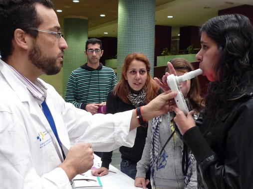 <p> Una usuaria del HUNSC realiza una cooximetría para comprobar el nivel de su capacidad para asimilar oxígeno.</p>