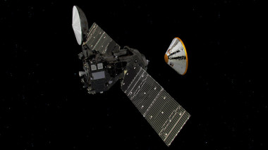 <p>El módulo Schiaparelli (a la derecha) ya se ha separado este domingo del satélite TGO (a la izquierda) para preparar su ‘amartizaje’ el próximo 19 de octubre. / ESA/ATG medialab</p>