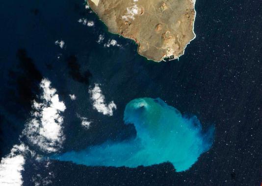 <p>Fotografía de la erupción volcánica de El Hierro tomada desde el espacio. / NASA</p>