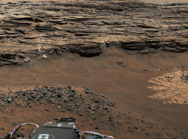 <p>Vista general obtenida con la Mastcam del rover Curiosity mostrando el área de Marias Pass, una de las zonas donde se han encontrado estas chimeneas. / <a href="https://www.nasa.gov/sites/default/files/thumbnails/image/pia20174-main_992ml04393zrsmos_24b_flt_noscl.jpg" target="_blank">NASA/ JPL-Caltech/MSSS</a>.</p>