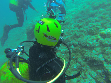 <p>Grabación submarina con dos cámaras de acción montadas sobre el casco de un buceador. / Taller de Imagen de la UA</p>