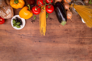<p>La dieta mediterránea se caracteriza por un alto consumo de productos vegetales (frutas, verduras, legumbres, frutos secos), pan y otros cereales. / Pixabay </p>