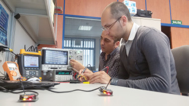 <p>Investigadores de este estudio configurando una red de sensores inalámbrica. / Fundación Descubre</p>