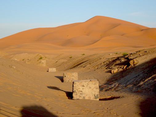 <p>Sistema de <em>khettaras</em> en las dunas de Erg Chebbi</p>