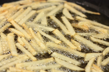 <p> El aceite usado para freír alimentos sirve para generar biodiésel. / <a href="https://www.flickr.com/photos/cavicchi/4936776244/sizes/z/" target="_blank">Cvc_2k</a>.</p>