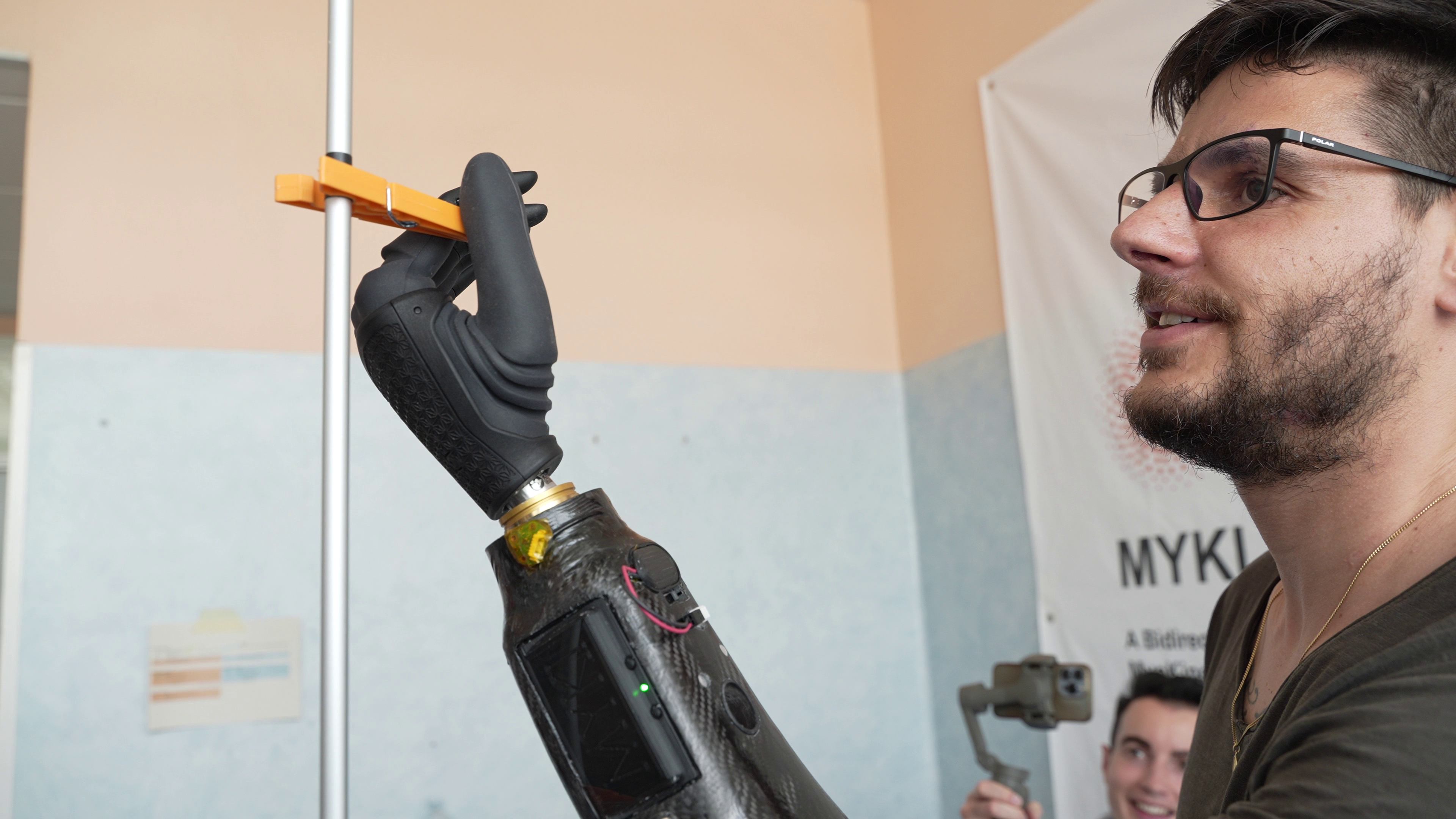 Desarrollan la primera mano robótica con control magnético