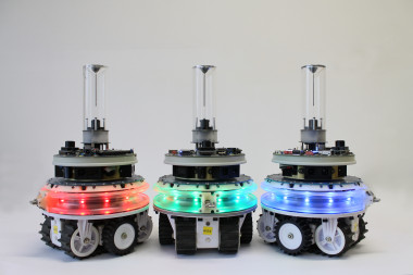 <p>Tres robots autónomos con iluminación LED en diferentes colores./ Marco Dorigo / Nithin Mathews</p>