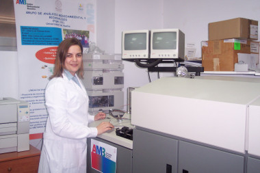 <p>La investigadora Tamara García Barrera en el laboratorio de Análisis Medioambiental y Bioanálisis de la UHU. / Fundación Descubre</p>