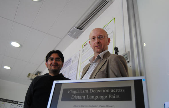 <p>Paolo Rosso y Alberto Barrón-Cedeño, en el Laboratorio de Ingeniería en Lenguaje Natural de la UPV. Foto: IPV.</p>