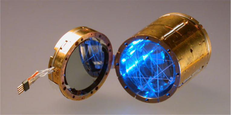 <p>Cristal centelleador de BGO (dcha, en azul) y disco de germanio (izqda) utilizado para la detección de la luz emitida por el cristal. <a href="http://www.plataformasinc.es/index.php/esl/imagenes/inicio/(imagen)/33038" target="_blank">Imagen</a>: IAS / SINC.</p>
