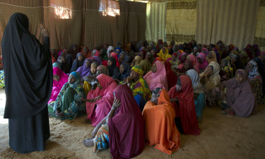 <p>Sesión de sensibilización sobre la mutilación genital femenina, dirigida por la Misión de la Unión Africana en Somalia en el campamento de refugiados de Walalah Biylooley (Mogadiscio). / <a href="https://www.flickr.com/photos/au_unistphotostream/12456298255/" target="_blank">AMISOM</a></p>