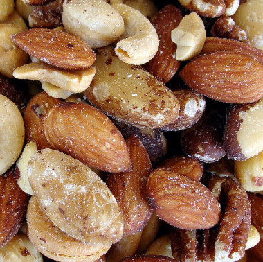 <p>Una dieta rica en frutos secos aumenta el nivel de metabolitos derivados del metabolismo de la serotonina y el triptófano, los ácidos grasos y los polifenoles. Foto: Martin LaBar.</p>