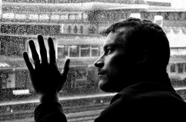 <p>El 1% de la población sufre trastorno bipolar, caracterizado por períodos recurrentes de manía y depresión. / <a href="http://pixabay.com/es/la-depresi%C3%B3n-soledad-hombre-84404" target="_blank">Public Domain Pictures</a></p>