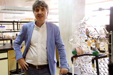 <p>El catedrático Juan Casado Cordón, autor principal de este trabajo sobre el azufre, ha sido reconocido este mes por la Real Sociedad Española de Química (RSEQ) con el <em>Premio Excelencia Investigadora Seniors.</em> / UMA</p>