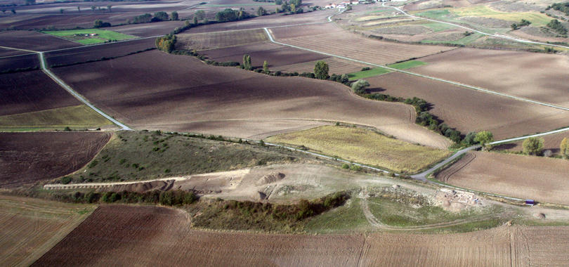 <p>Vista aérea del despoblado alavés de Zornoztegi (Salvatierra). En la parte derecha se observa la excavación de la iglesia. /UPV|EHU.</p>