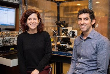 Los investigadores Alba Andrés-Bilbé y Xavier Gasull, de la Facultad de Medicina y Ciencias de la Salud, del Instituto de Neurociencias de la Universidad de Barcelona (UBNeuro) y del Grupo de Investigación en Neurofisiología del IDIBAPS. / UB