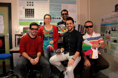 <p>En la imagen, los investigadores de la UGR posan  con las gafas para daltónicos EnChroma® que han estudiado en este trabajo. De izquierda a derecha, Luis Gómez, Eva Valero, Javier Hernández, Miguel Ángel Martínez y Rafael Huertas / UGR</p>