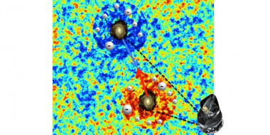 <p>Ilustración de cómo se modifica el fondo cósmico de microondas (CMB) cuando los fotones atraviesan nubes de gas ionizado alrededor de galaxias. El color azul indica que su intensidad aumenta y el color rojo que disminuye. / Carlos Hernández Monteagudo/CEFCA</p>