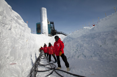 <p>Científicos trabajan en el experimento IceCube. / Freija Descamps (NSF)</p>