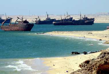 <p>Cementerio de barcos de Nuadibú (Mauritania), una de las posibles fuentes de PCB. <a href="http://www.agenciasinc.es/esl/imagenes/inicio/(imagen)/77885" target="_self">Crédito</a>: Slosada.</p>