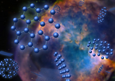 <p>Composición artística de los grafenos (C24) planos y fullerenos esféricos en una nebulosa planetaria. Imagen: IAC (fondo nebulosa Dumbbell-M27: Daniel López-IAC).</p>