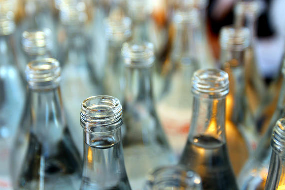 <p>Es necesario tener en cuenta contaminantes como la nicotina en los análisis de calidad del agua embotellada. Imagen: <a href="http://www.flickr.com/photos/zone41/3855927509/sizes/l/" target="_blank">Zone 41</a></p>