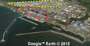 <p>Imagen de satellite de la central nuclear de Fukushima Daiichi en junio de 2015. Los reactores dañados y, los tanques de almacenamiento de agua contaminada y las plantas de descontaminación se encuentran en los recuadros rojo y amarillo, respectivamente. / Google<sup>TM</sup> Earth/UAB</p>
