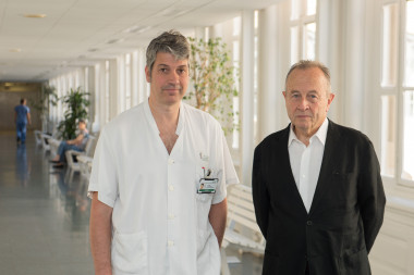 <p>En la imagen, Alex Iranzo (izquierda) y Eduard Tolosa. / Francisco Avia - Hospital Clínic</p>
