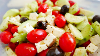 <p>La dieta mediterránea se basa en los ingredientes propios de la agricultura local de los países con clima mediterráneo, fundamentalmente España e Italia. / <a href="https://pixabay.com/es/grecia-ensalada-griega-ensalada-2913362/" target="_blank">Pixabay</a></p>