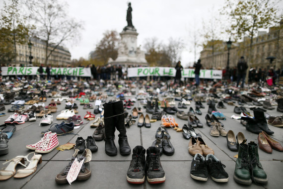 <p>Más de 10.000 zapatos, incluidos unos enviados por el papa Francisco, cubrieron una parte de la Plaza de la República de París para simbolizar la ausencia de las manifestaciones por la COP21 a causa de la amenaza terrorista. / EFE/Ian Langsdon</p>