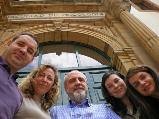 <p>Miembros del Grupo de Conductas Adictivas de la Universidad de Oviedo. Empezando por la izquierda, Ana González y María José Casares. <a href="http://www.plataformasinc.es/index.php/esl/imagenes/inicio/(imagen)/29770" target="_self">Foto: FICYT</a>. </p>