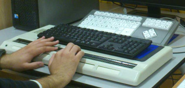 <p>Calculadora adaptada Tifloclac diseñada por Álvaro Ruiz Revilla y Roberto González Herrero. Imagen: DiCYT.</p>