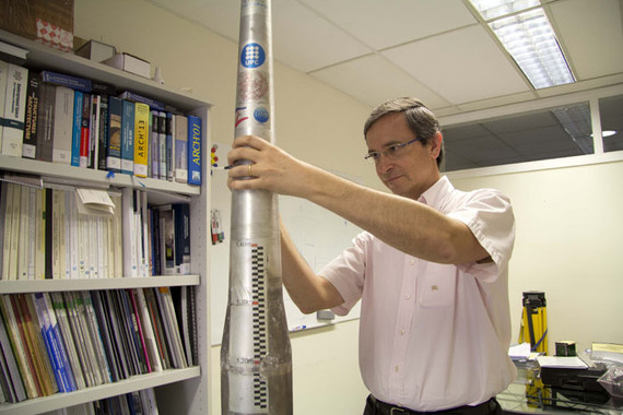 <p>El investigador Climent Molins, de la UPC, con el prototipo, que es una estructura cilíndrica con un gran flotador y un lastre en la base, que le proporciona autoestabilidad. UPC</p>